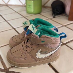 Nike Kids Tan Sneakers with Green Lining